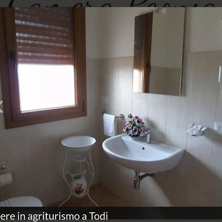 Agriturismo Poponi Camera Rosa トーディ